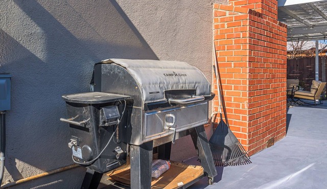 Modern 4BR Home -Game Room