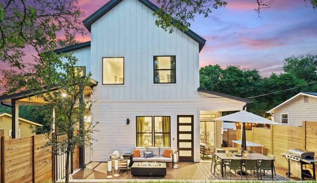 Modern 4BR House in Trendy East ATX w/Hot Tub! Near All Austin Hot Spots!