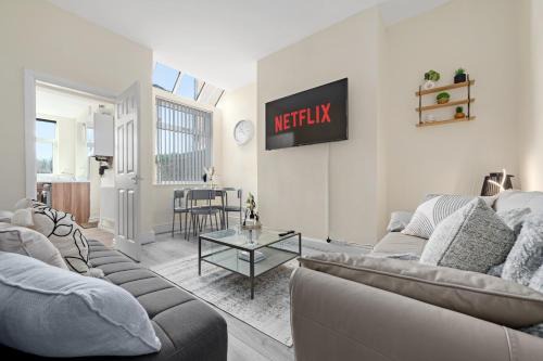 Modern 4BR in M11, Close to Etihad Stadium Sleeps 11