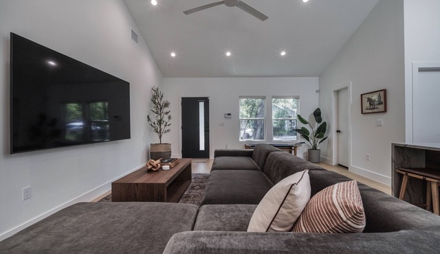 Modern 4BR in Zilker near South Lamar, Walkable, Private, Family Friendly