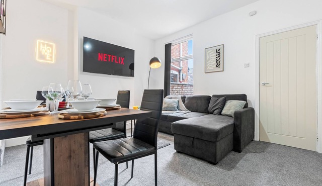 Modern 4BR Leicester Home | Garden | Sleeps 10