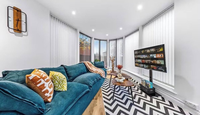 Modern 4BR London Home with Games Room Large Garden Free Parking and Fast WiFi