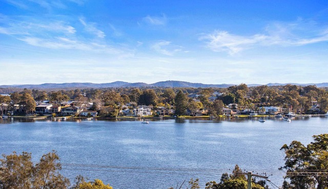 Modern 4BR Mirraboo Home with Panoramic Lake Views