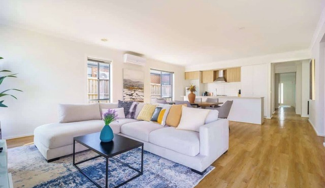 Modern 4BR near Parks & Shops Family Friendly