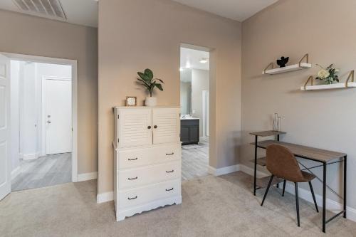 Modern 4BR Oasis, Fireplace, Patio & Spacious Family Room