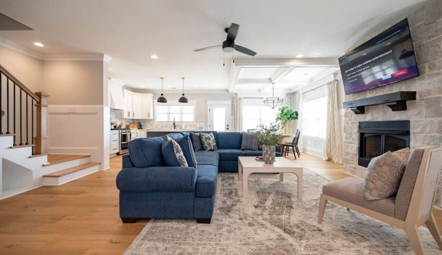 Modern 4BR Oasis - Main Level Master + 2 King Beds