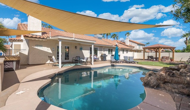 Modern 4BR Oasis with Pool, Huge Yard&Putting Green