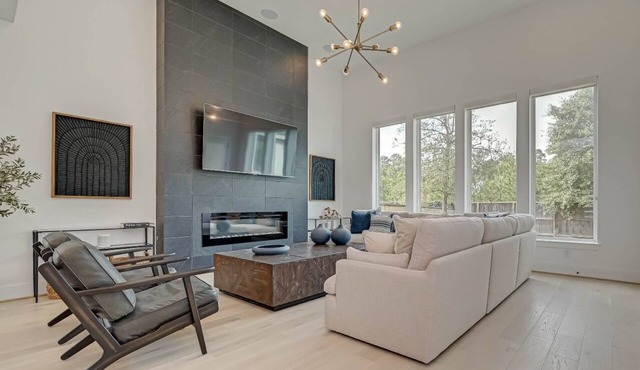 Modern 4BR Retreat, BBQ & Dining in The Woodlands