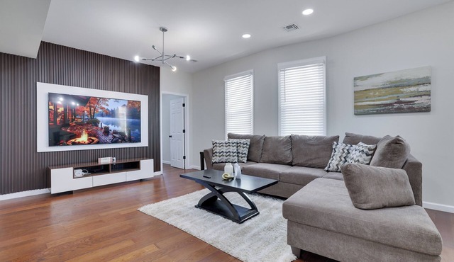 Modern 4BR Retreat Bright, Spacious & Cozy