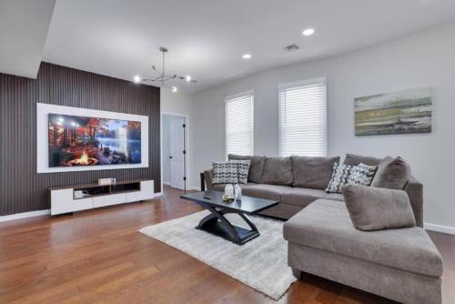 Modern 4BR Retreat Bright, Spacious & Cozy