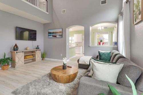 Modern 4BR Retreat, Fast WiFi, Parking, Less than 15 mins from Austin