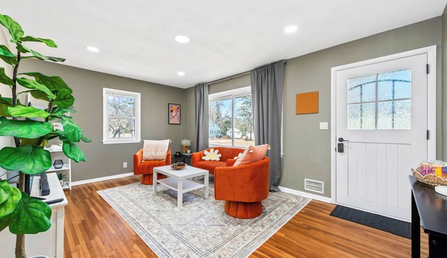 Modern 4BR Retreat Near MPLS Spacious & Cozy