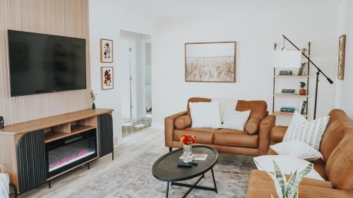 Modern 4BR Retreat - Sauna, Arcade & Fire Pit