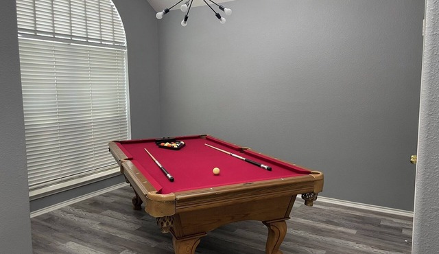 Modern 4BR Retreat Close to JW Marriott & Bulverde