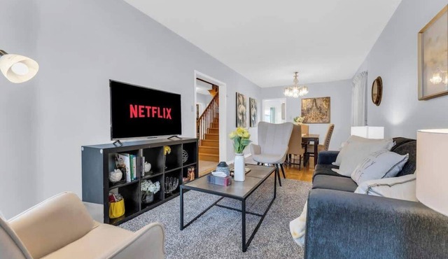Modern 4BR Richmond Hill Retreat with Workspace