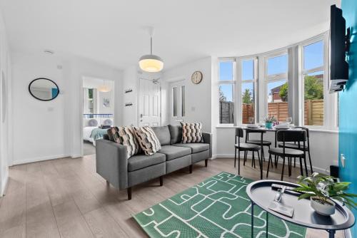 Modern 4BR, Sleeps 8, 3 bath, free parking, perfect for Contractors and long stays