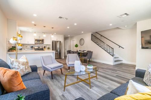 Modern 4BR Stay Premium Beds & Full Kitchen