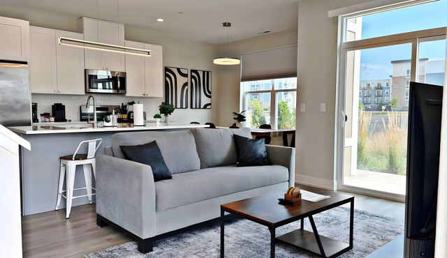 Modern 4BR Townhome | Pickleball | Near Naperville
