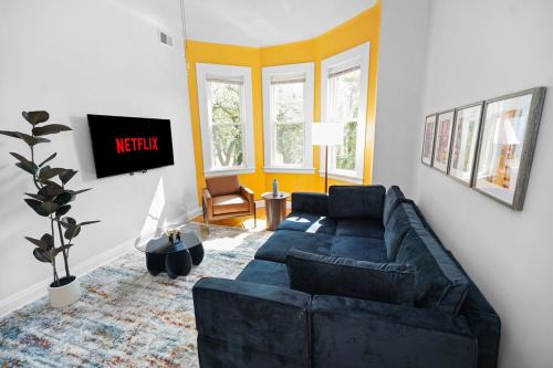 Modern 4BR Unit with Free Parking Near University of Illinois Chicago and Medical District
