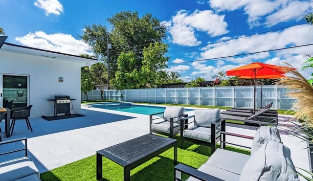 Modern 4BR Villa w/Pool BBQ 12 Min to Beach