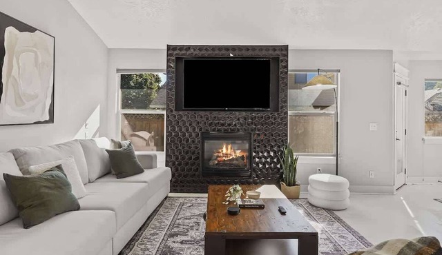 Modern 4BR w/Hot Tub - Fire Pit - Stylish Stay