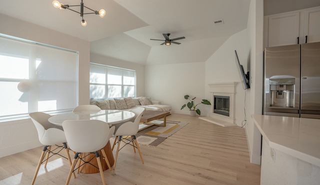 Modern 4BR w/Natural Light, High Ceilings, 20 mins from DFW Airport