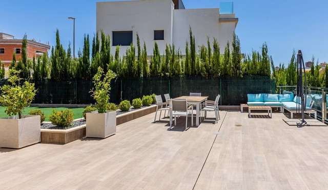 Modern 5-bedrooms villa near the sea