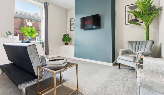 Modern 5 Bed 2 Bath House | Free Parking