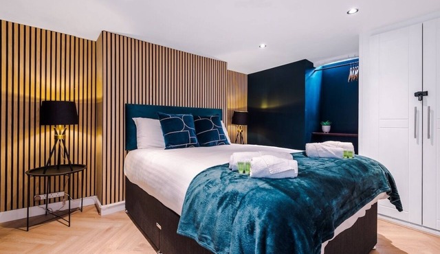 Modern 5-Bed 3-Bath House + Parking, Manchester