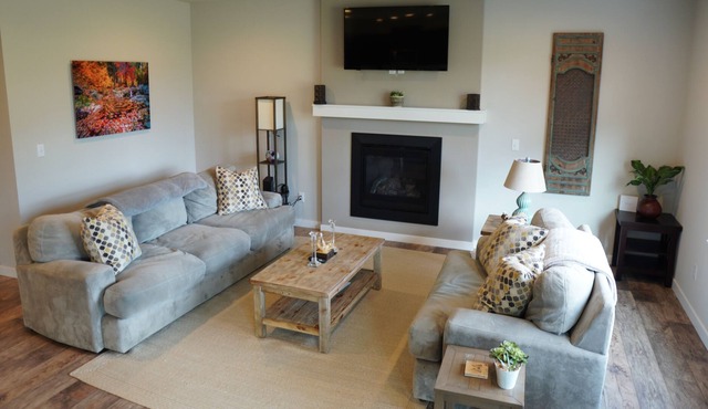 Modern 5 Bed 3 Bath house with Lake Access