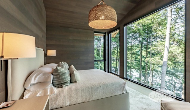 Modern 5 bed 7 bath cottage on Lake Rosseau with boathouse!