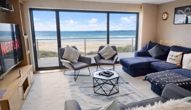 Modern 5-bed townhouse with balconies and free parking