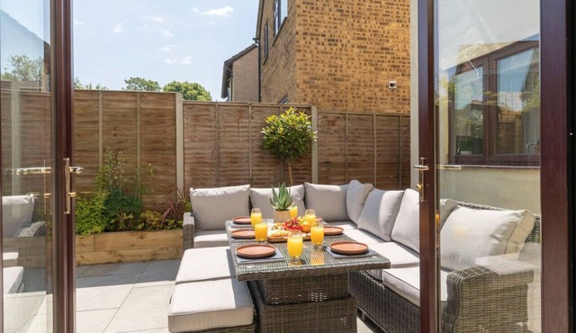 Modern 5-Bed Home With Hot Tub