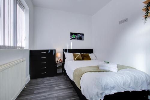 Modern 5 Bed House with Parking