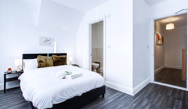 Modern 5 Bed House with Parking