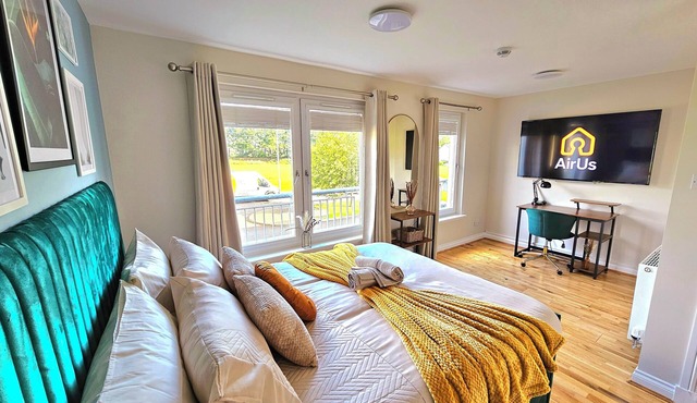 Modern 5 Bed Townhouse with Free Parking