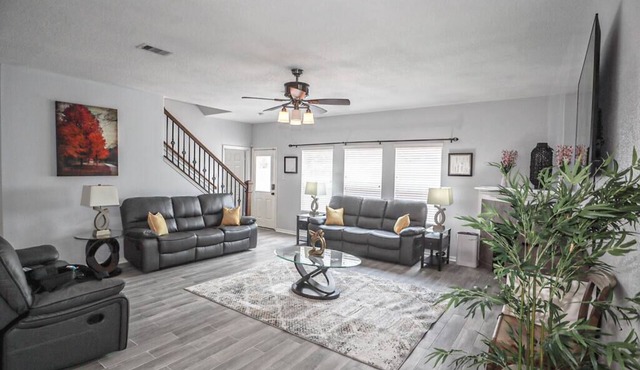 Modern 5 Bedroom, 3 Full bathroom, + PlayStation.