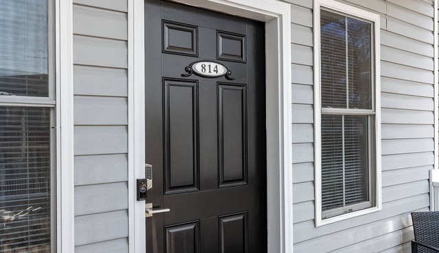 Modern 5 Bedroom City Retreat + Walkable + Private Baths + Large Groups