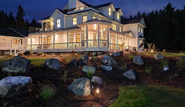 Modern 5-bedroom Farmhouse in Woodinville - Walking Distance to Wineries.