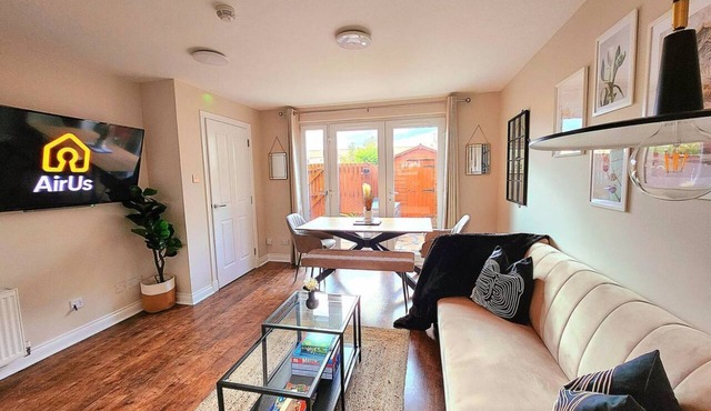 Modern 5 Bedroom Townhouse with Free Parking