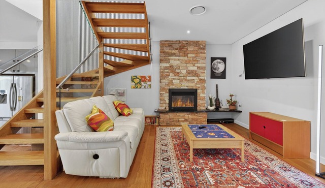 Modern 5 bedroom house near Sydney CBD with Pool, BBQ & Outdoor dining