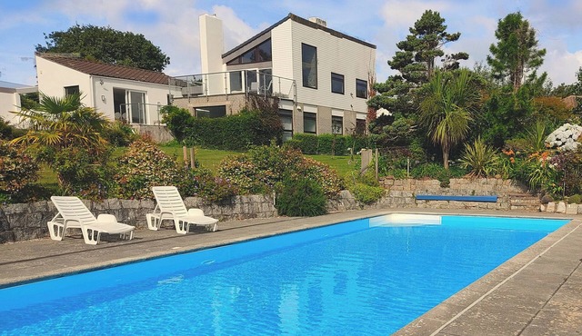 Modern 5 Bedroom House, Large Private Pool, Private Garden, and Sea View