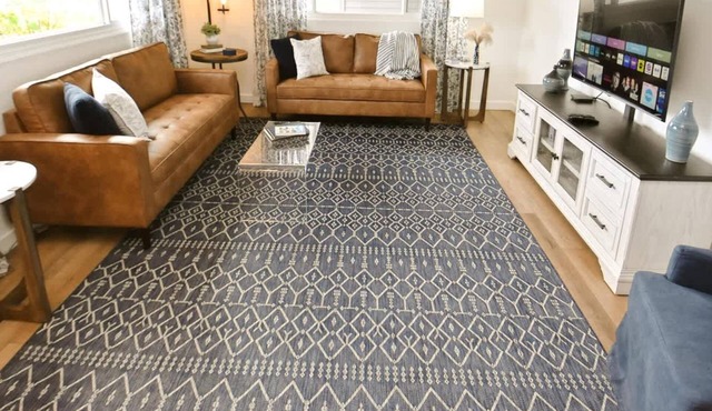 Modern 5 bedroom home sleeps up to 12, 15 min walk to ND (2329)