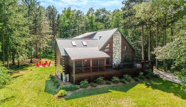 Modern 5-Bedroom Log Cabin - 1/2 mile to Castle Rock Lake – 30 Mins to the Dells