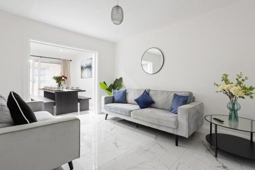 Modern 5-Bedroom Near Heathrow Airport Sleeps 10