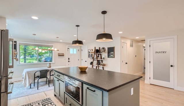 Modern 5-bedroom near Downtown Shops and Restaurants and Bus Service to Boulder
