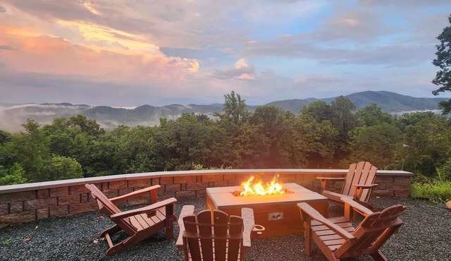Modern 5 bedroom retreat w/mountain views. Sauna + Wood fired pizza oven!