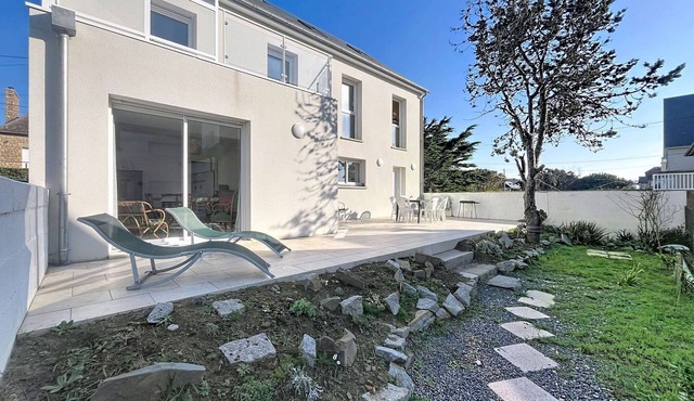 Modern 5-bedroom villa by the beach with parking included