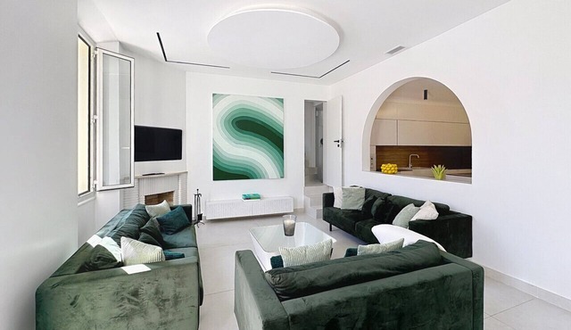 Modern 5-bedroom villa in Cannes with swimming pool