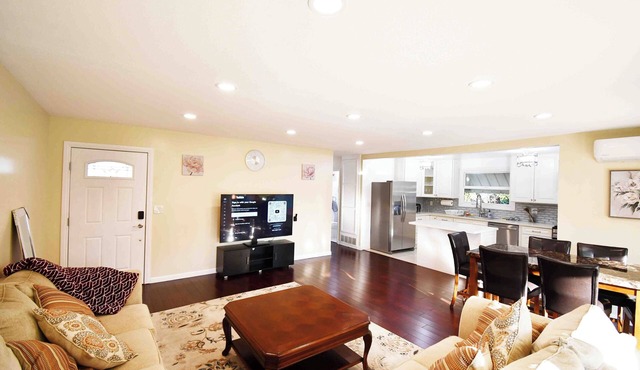 Modern 5 Beds 3 Bedrooms 2 Baths House near Mall Costco Walmart Freeway 101, 118